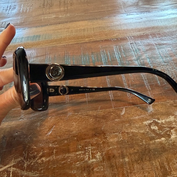 CHANEL vintage Chic Tortoise Shell Sunglasses with silver spinning logos - Picture 3 of 8